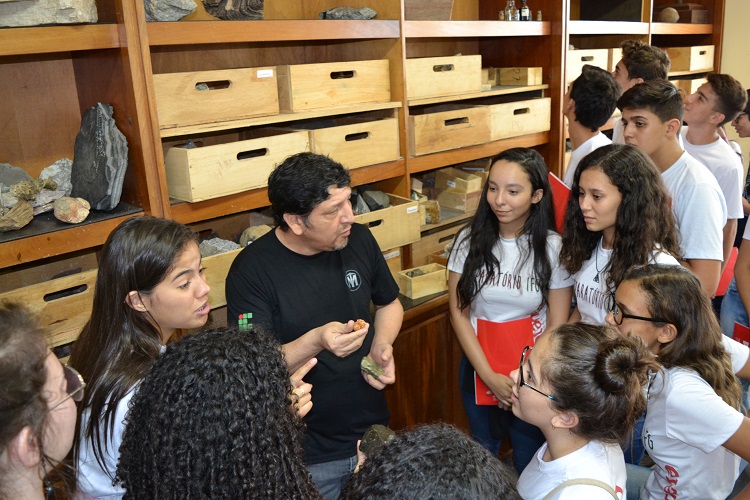 Estudantes puderam conhecer um pouco da dinâmica do curso técnico em Mineração, com o professor Miguel Peralta
